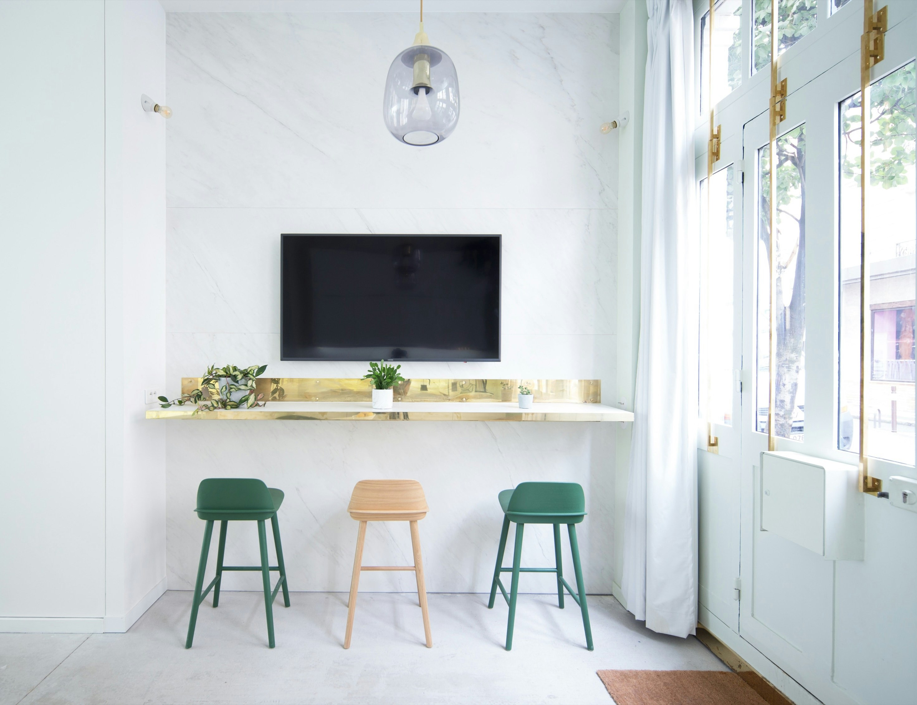 photo Transformation d'un Garage de 92m2 en Bureau ! Emma Saintonge